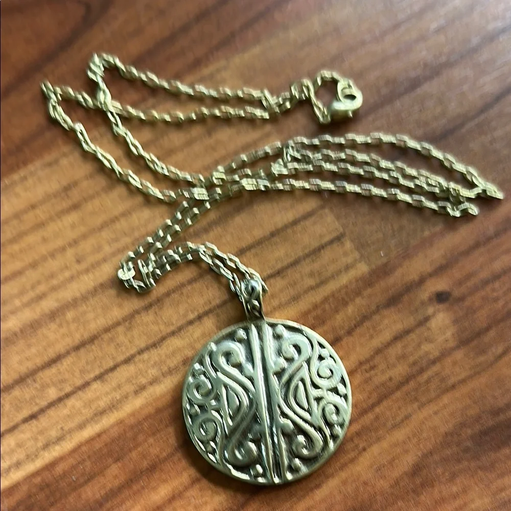 Gold Pendant coin shaped Necklace - Picture 1 of 3